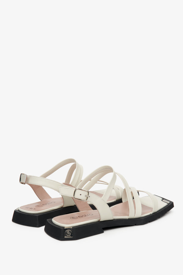 Skórzane, białe sandały damskie Estro z cienkich pasków - prezentacja tylnej części butów.