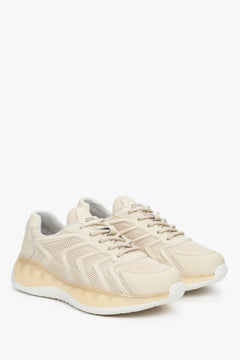 Sneakersy damskie w kolorze mlecznym z siateczką.