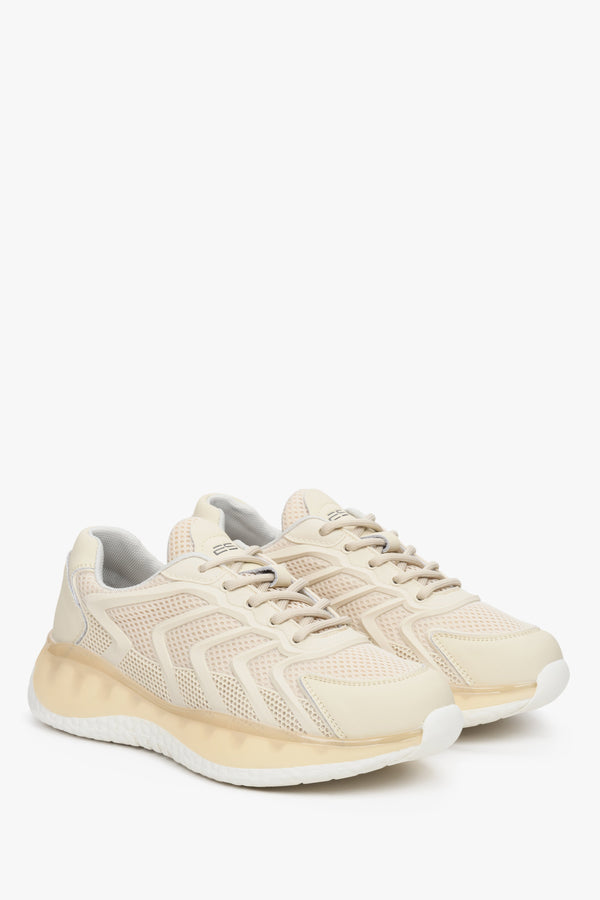 Sneakersy damskie w kolorze mlecznym z siateczką.
