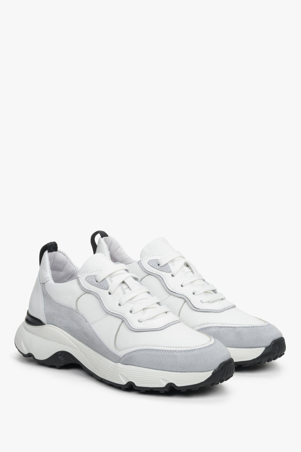 Sneakersy damskie ze skóry naturalnej Estro w kolorze białym ze sznurowaniem.
