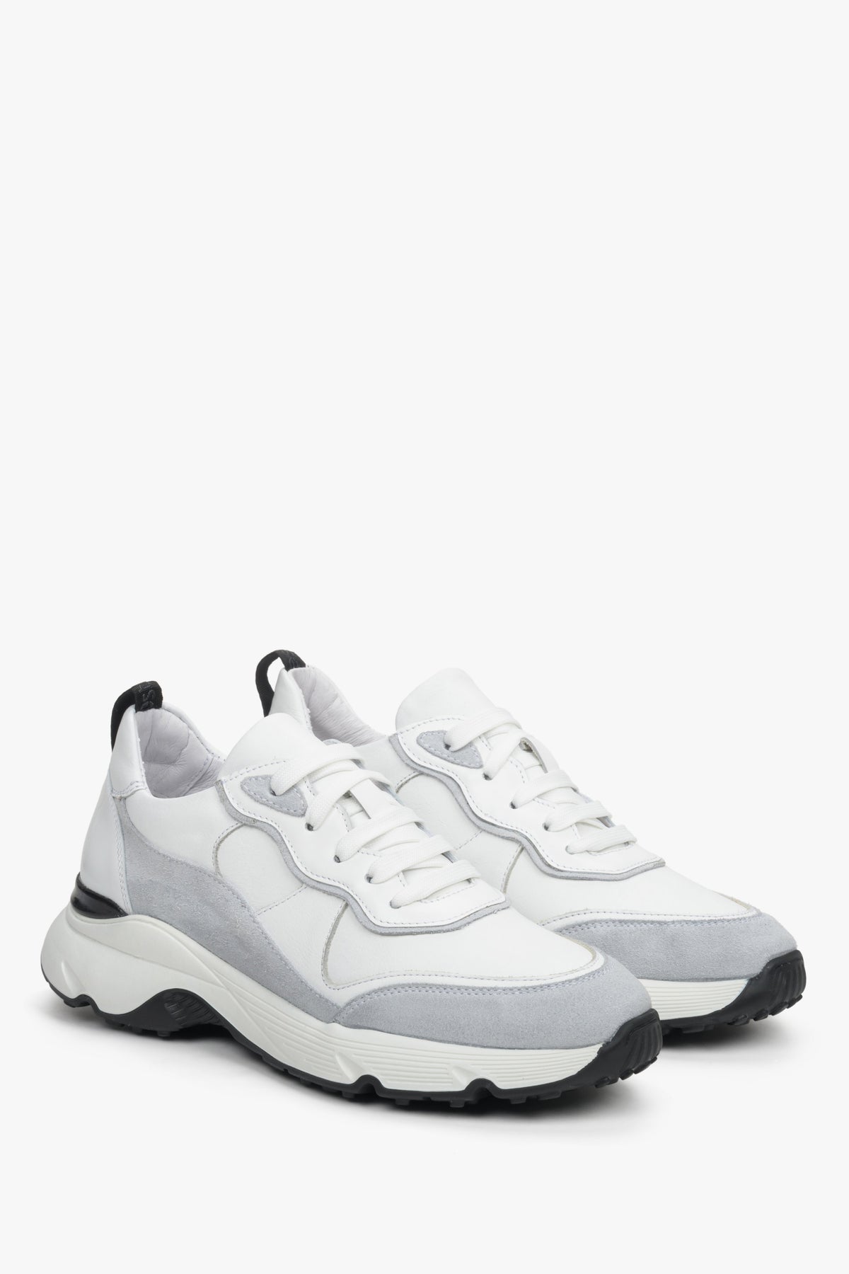 Sneakersy damskie ze skóry naturalnej Estro w kolorze białym ze sznurowaniem.