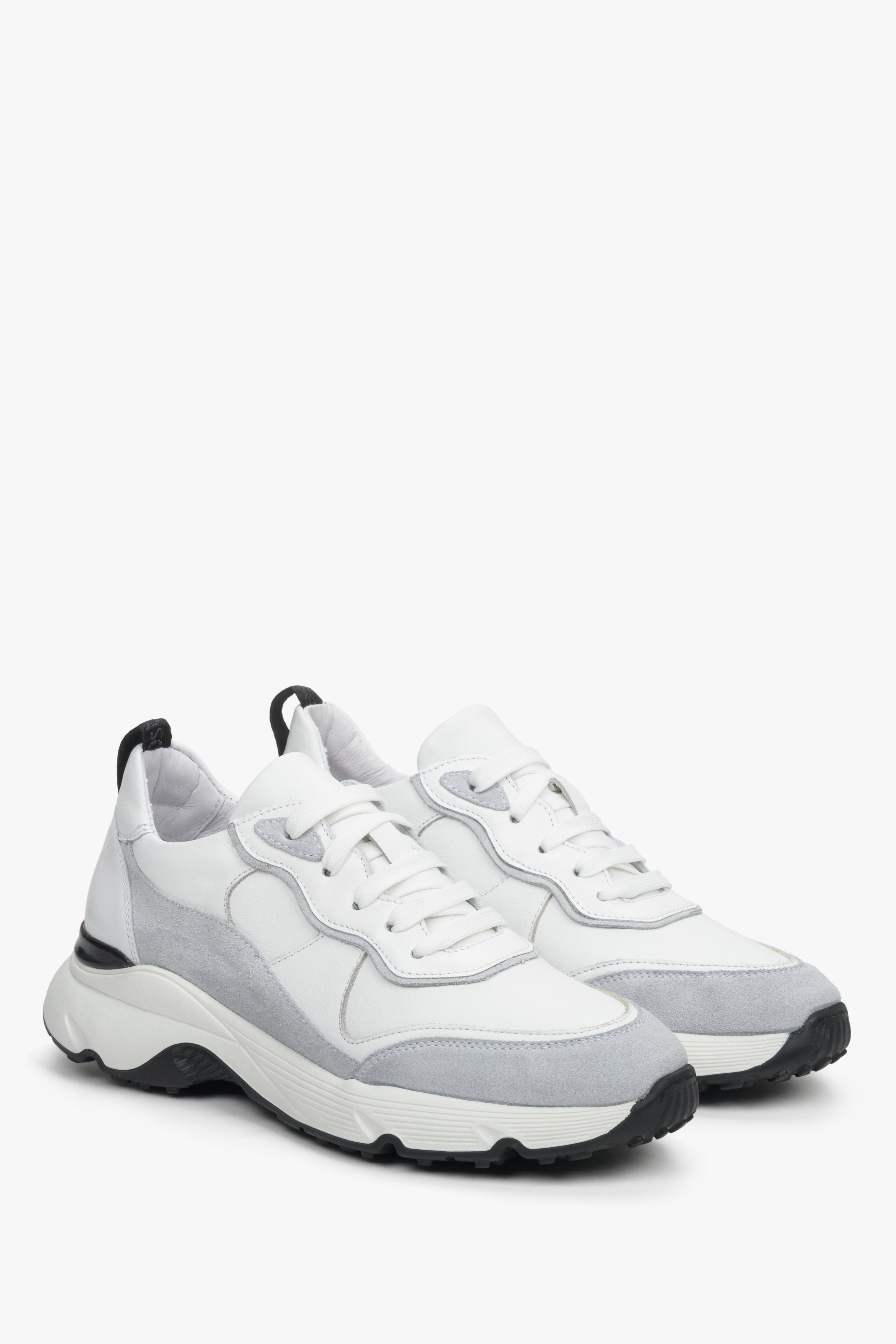 Sneakersy damskie ze skóry naturalnej Estro w kolorze białym ze sznurowaniem.