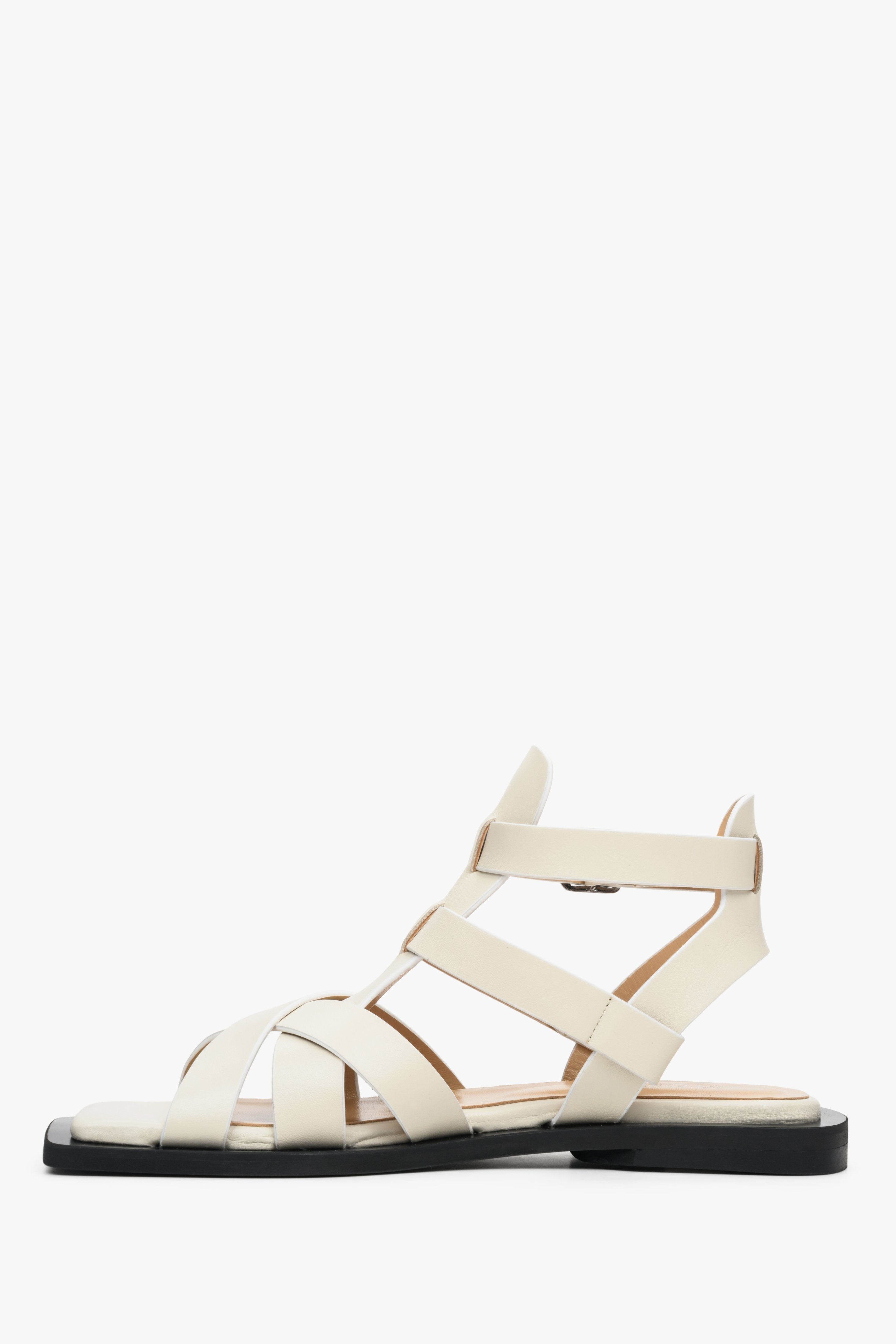 Damskie, skórzane sandały z cienkich pasków na płaskim obcasie Estro - profil buta w kolorze białym.