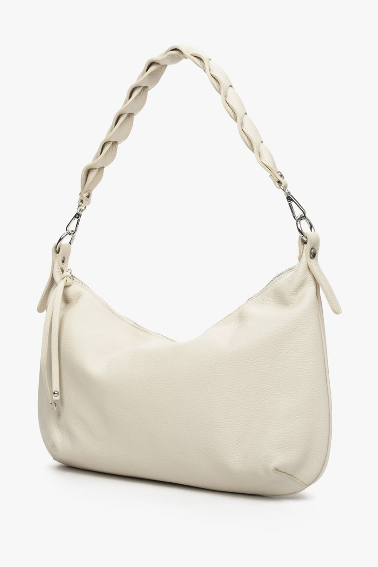 Damska torebka shoulder bag marki Estro w kolorze jasnobeżowym.