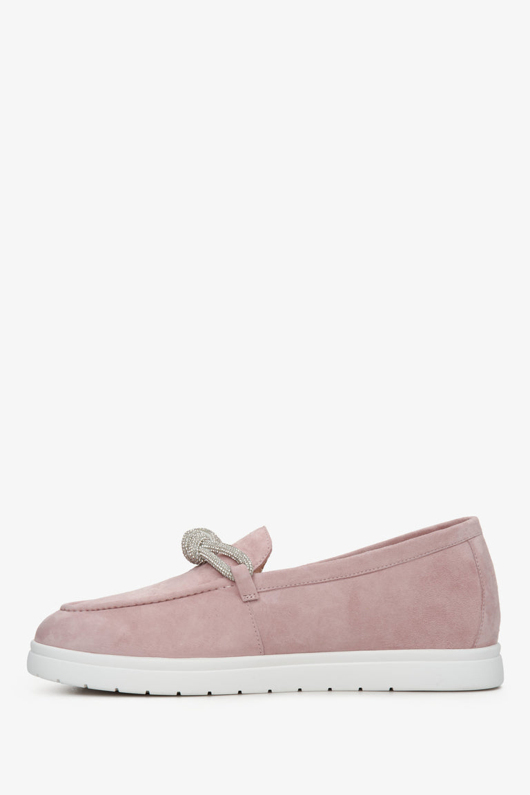 Welurowe mokasyny damskie Estro w kolorze różowym - profil buta.