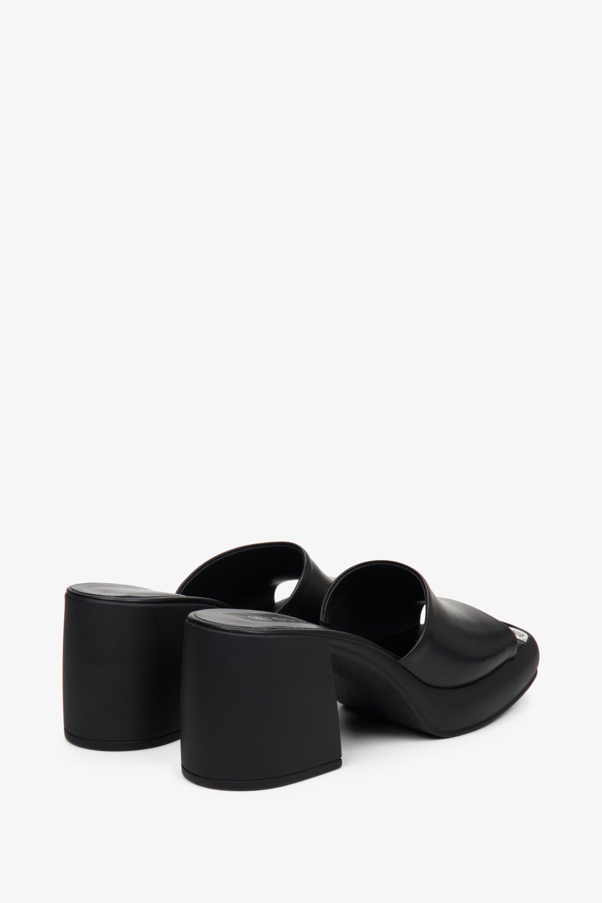 Klapki damskie skórzane w kolorze czarnym Estro na stabilnym słupku - zbliżenie na obcas.
