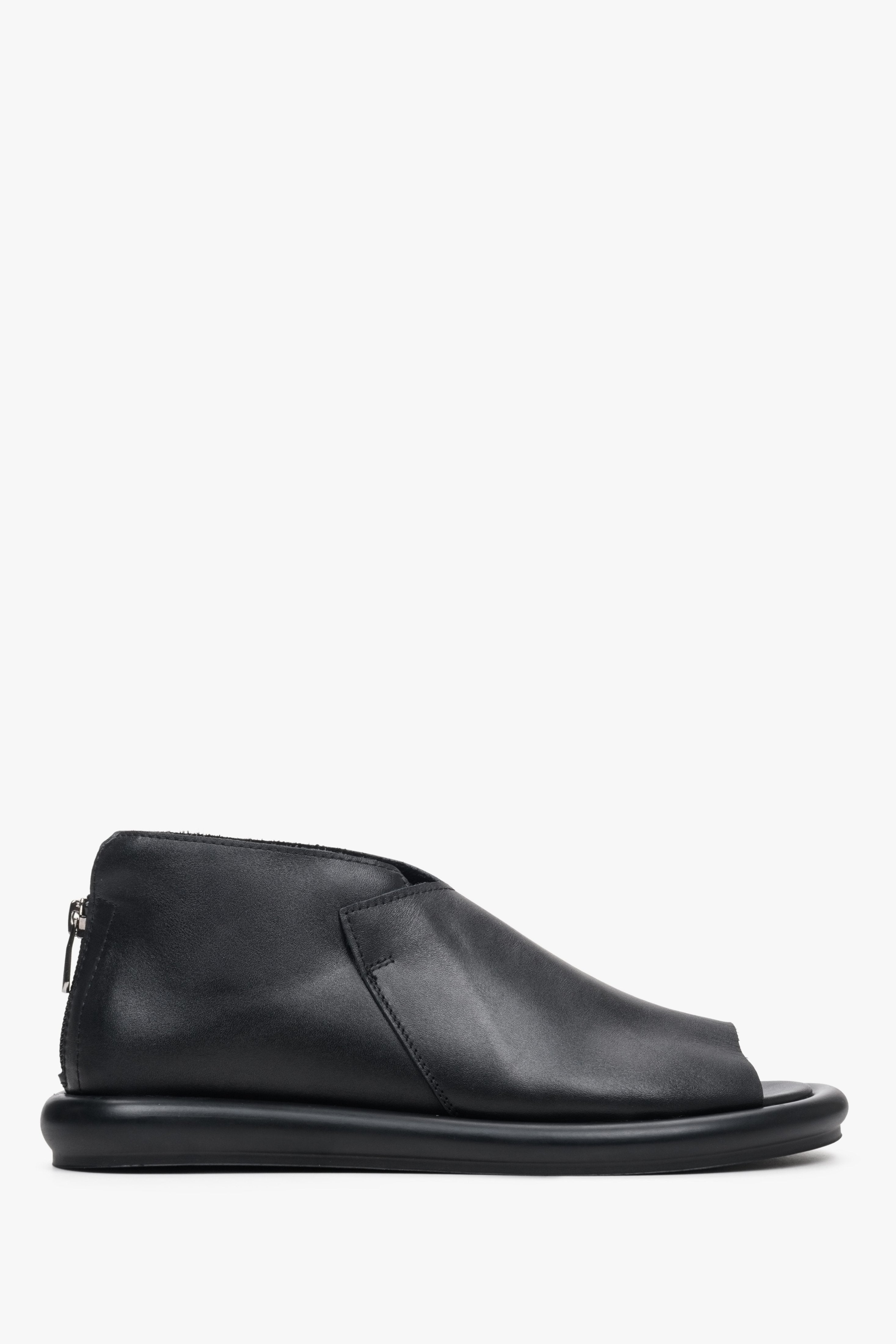 Damskie sandały w kolorze czarnym ze skóry naturalnej z zakrytą piętą Estro - profil butów.