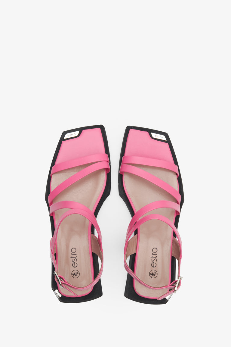 Skórzane, różowe sandały damskie na lato Estro - prezentacja obuwia z góry.