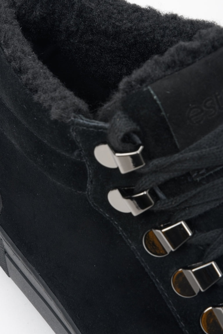 Damskie nubukowe sneakersy na zimę w kolorze czarnym Estro - zbliżenie na wsad obuwia.