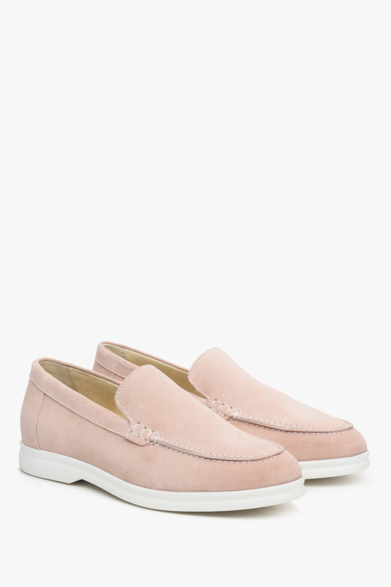Loafersy damskie zamszowe w kolorze jasnoróżowym Estro - prezentacja czubka buta i przyszwy bocznej.