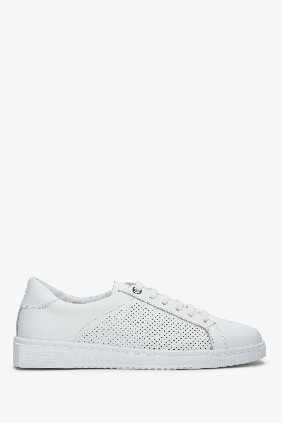 Białe sneakersy damskie z perforacją na lato Estro ER00111467.