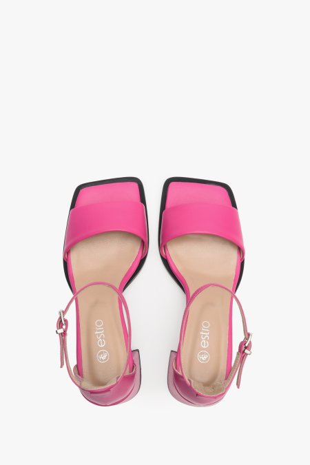 Różowe, skórzane sandały damskie na słupku - prezentacja obuwia marki Estro z góry.