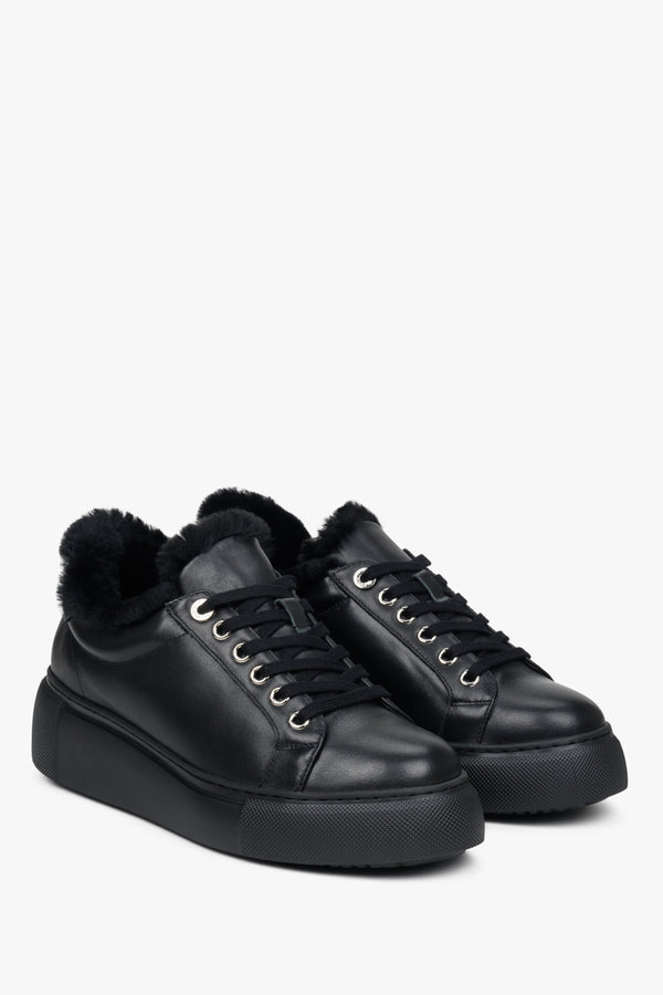 Skórzane, ocieplane trampki damskie w kolorze czarnym marki Estro - przednia część buta.