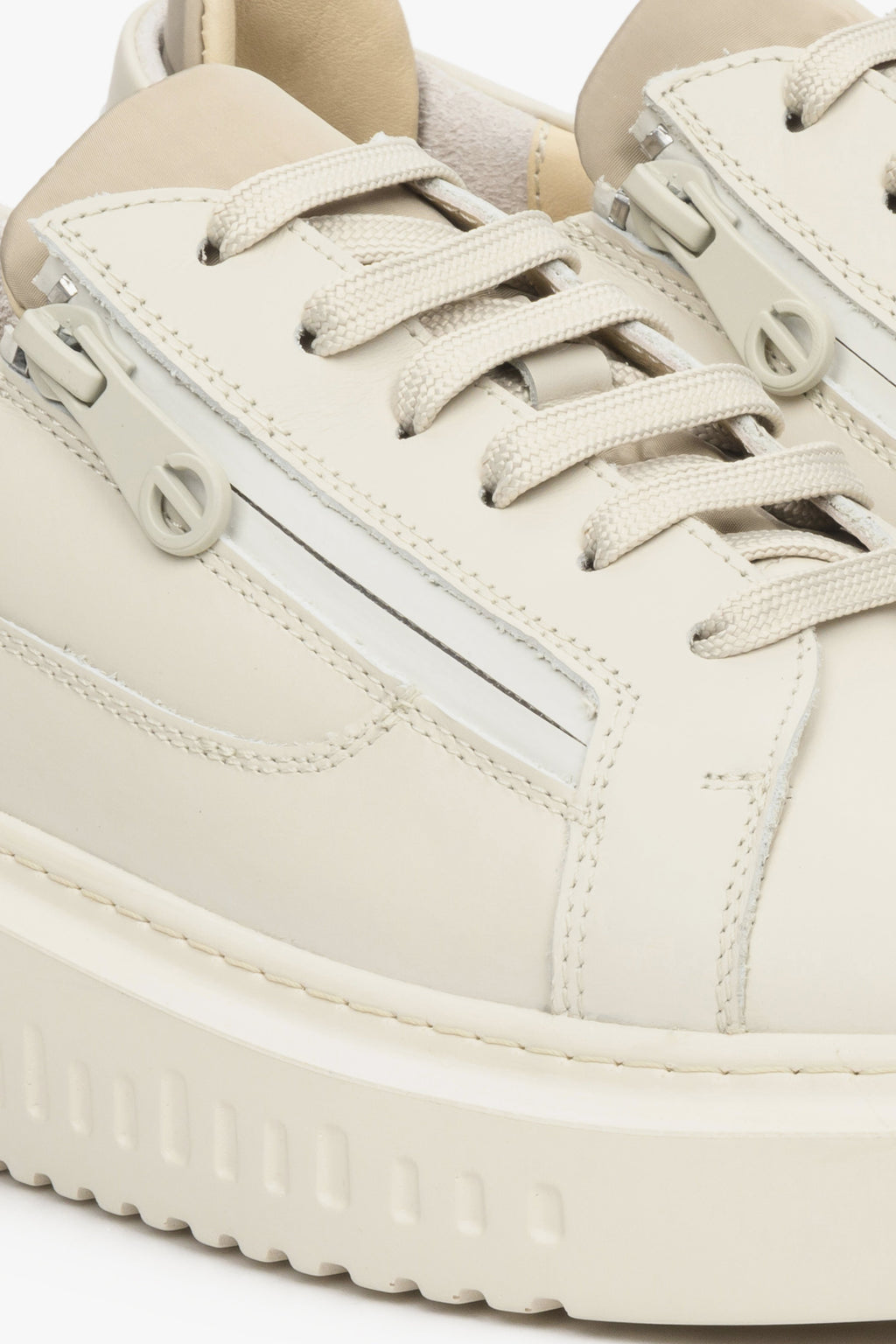 Skórzane, beżowe sneakersy damskie Estro na elastycznej podeszwie - zbliżenie na detale.