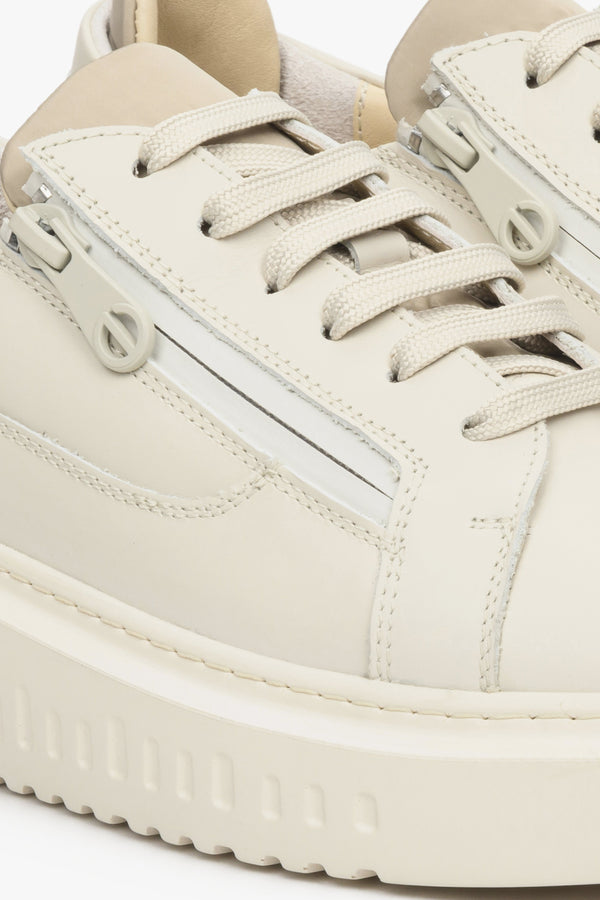 Skórzane, beżowe sneakersy damskie Estro na elastycznej podeszwie - zbliżenie na detale.