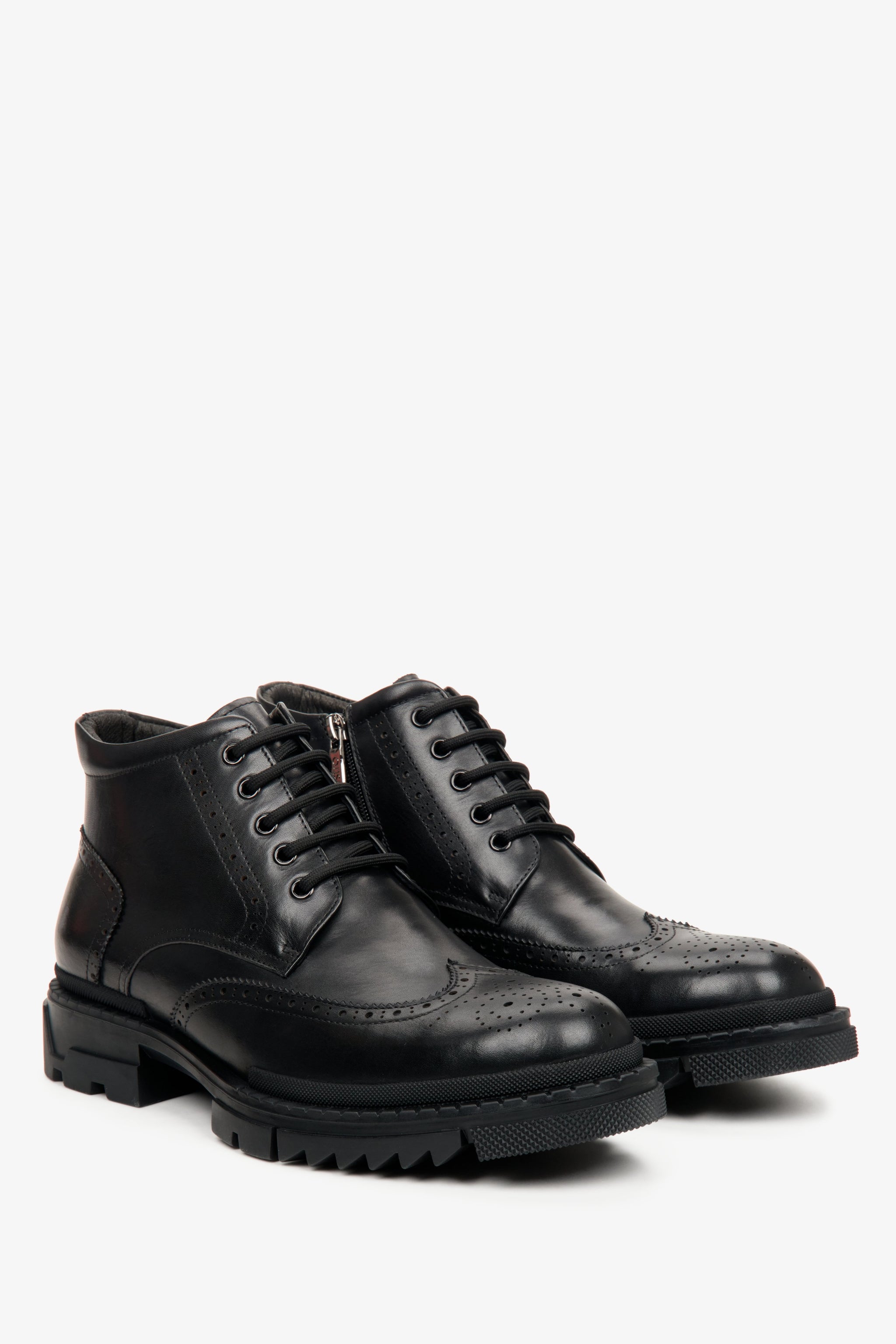 Botki męskie zimowe ze skóry naturalnej w kolorze czarnym - zbliżenie na profil i czubek buta.