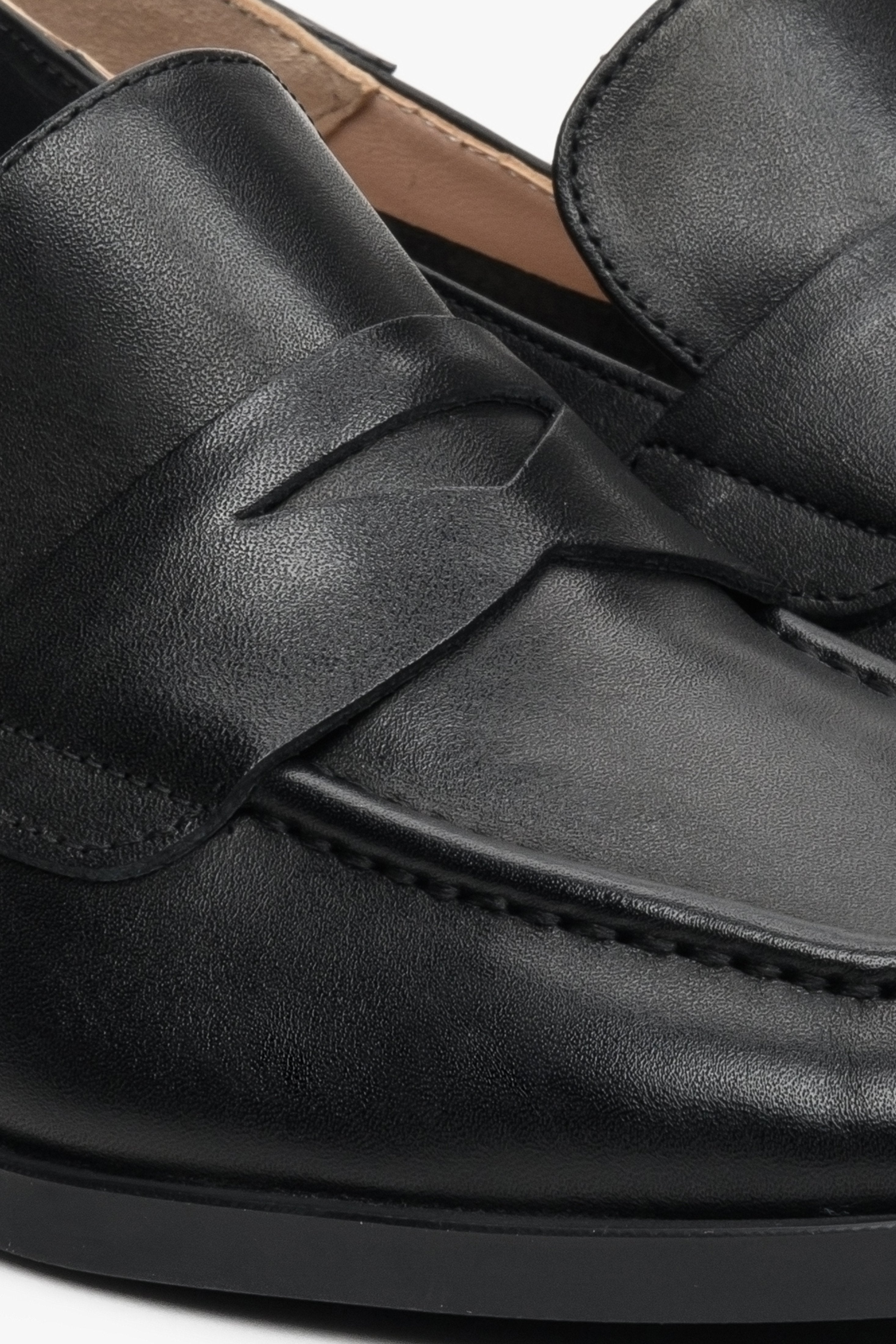Damskie loafersy skórzane w kolorze czarnym Estro - zbliżenie na system przeszyć.