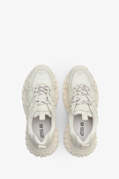 Sneakersy damskie w kolorze beżowym ze sznurowaniem ze skóry naturalnej - prezentacja obuwia z góry.