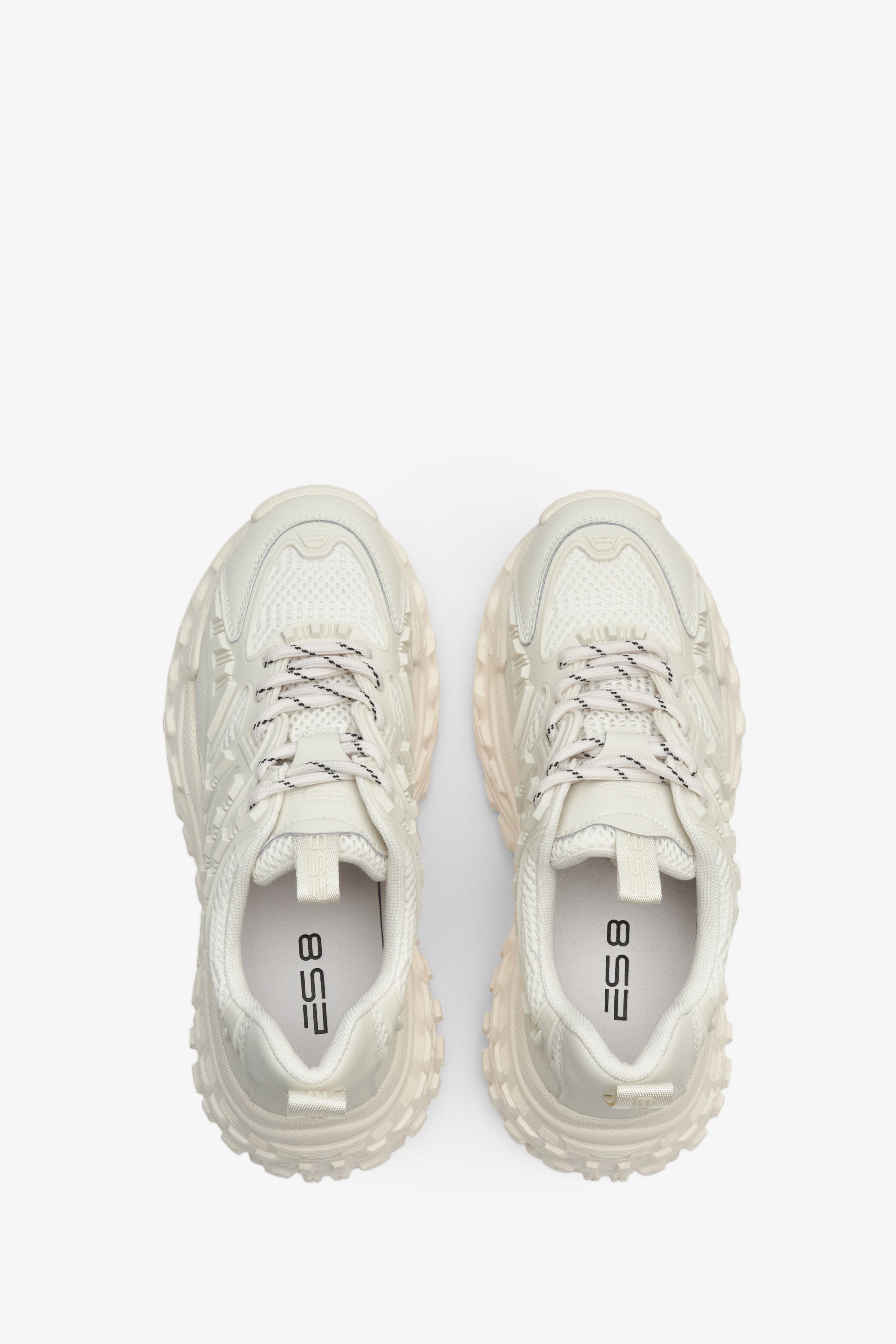 Sneakersy damskie w kolorze beżowym ze sznurowaniem ze skóry naturalnej - prezentacja obuwia z góry.