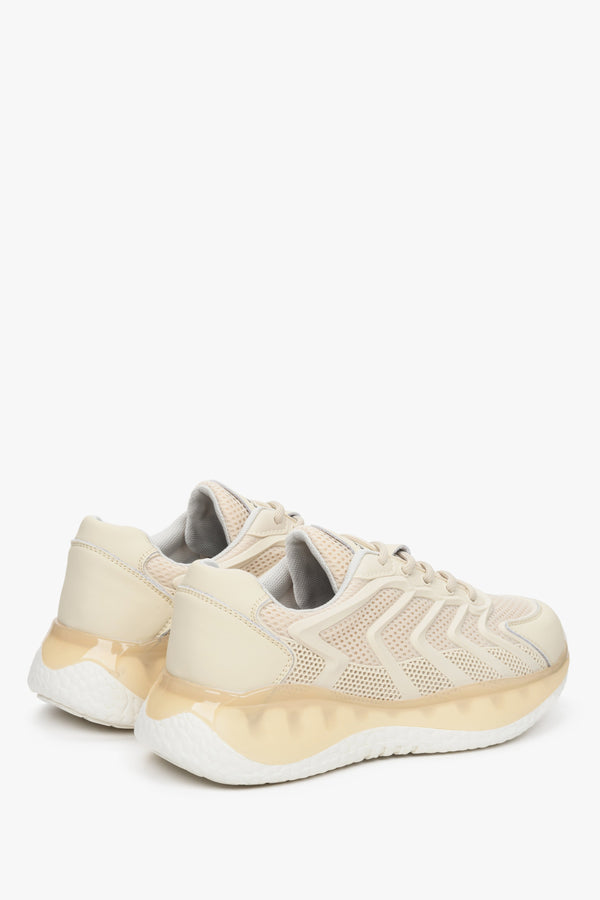 Mleczne sneakersy sportowe damskie z grubą podeszwą w kontastującym białym kolorze.