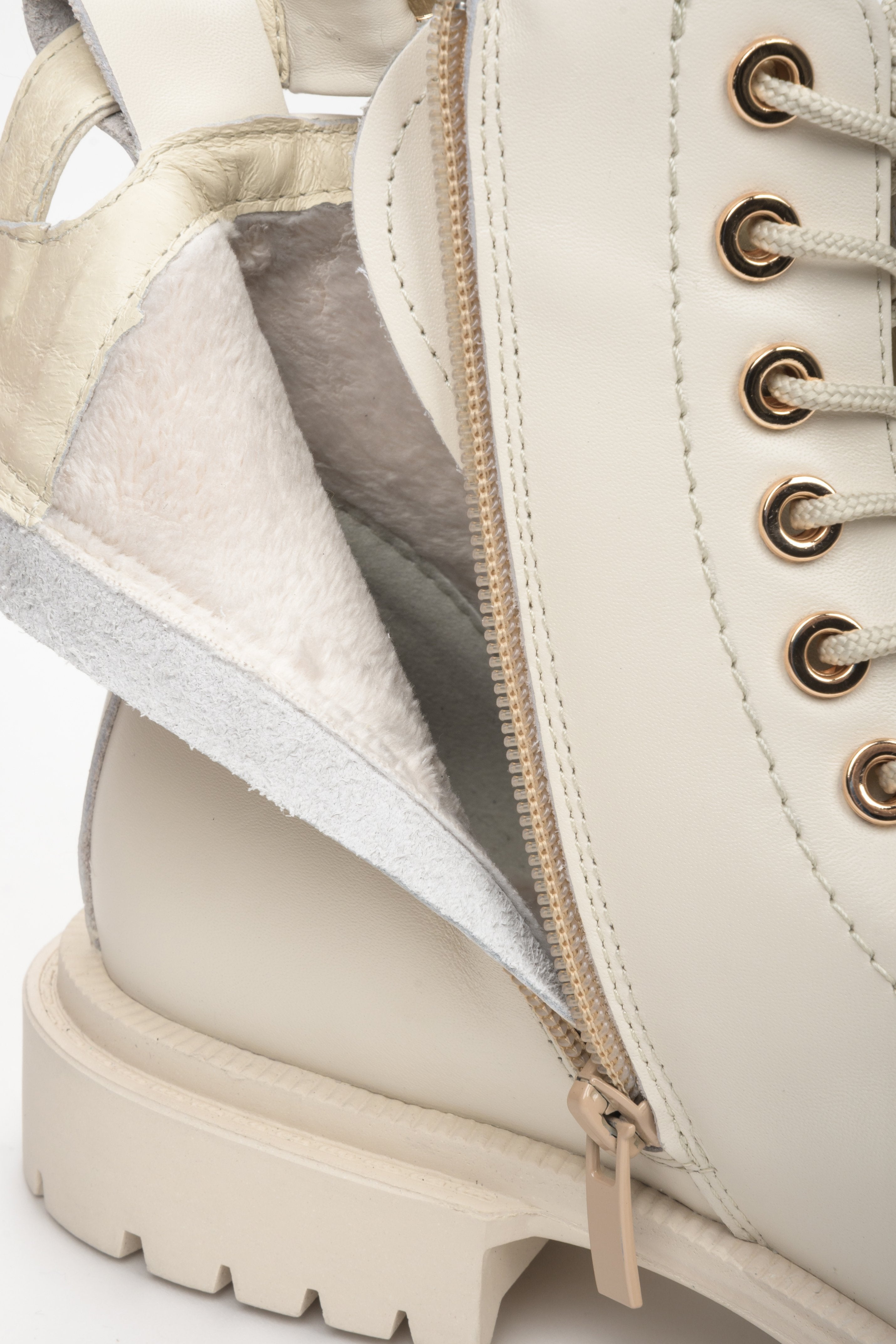 Wysokie, beżowe buty damskie ze skóry naturalnej marki Estro - zbliżenie na wsad buta.