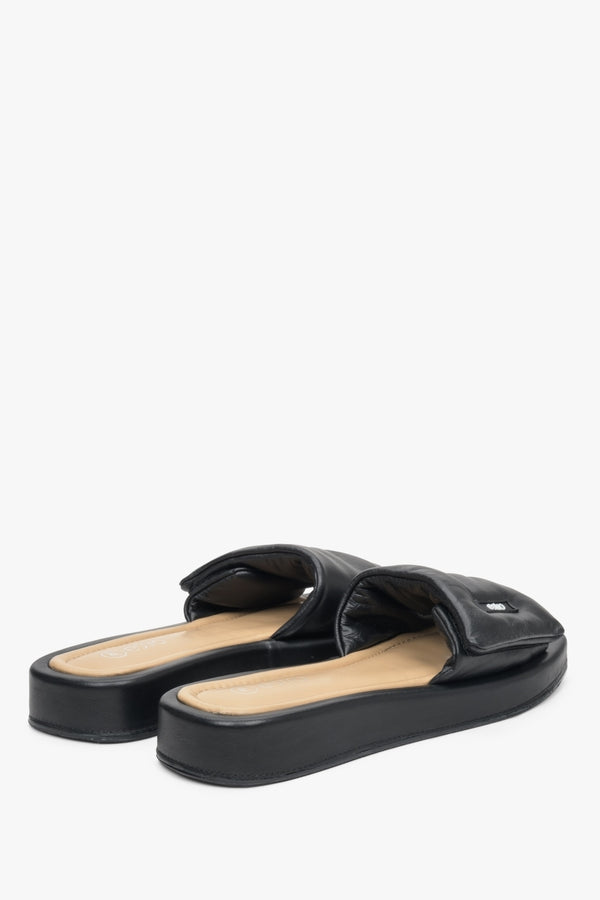 Klapki damskie w kolorze czarnym ze skóry naturalnej Estro na rzep - zbliżenie na zapiętek i linię boczną butów.