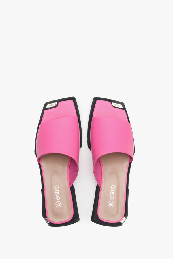 Skórzane klapki damskie na lato marki Estro w kolorze różowym - prezentacja obuwia z góry.