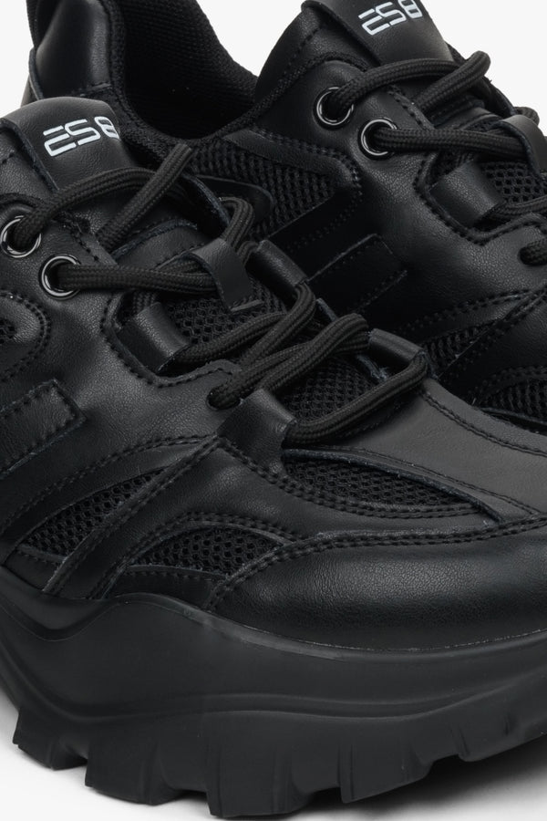 Sneakersy damskie w kolorze czarnym ze skóry naturalnej - zbliżenie na system przeszyć i detale butów.