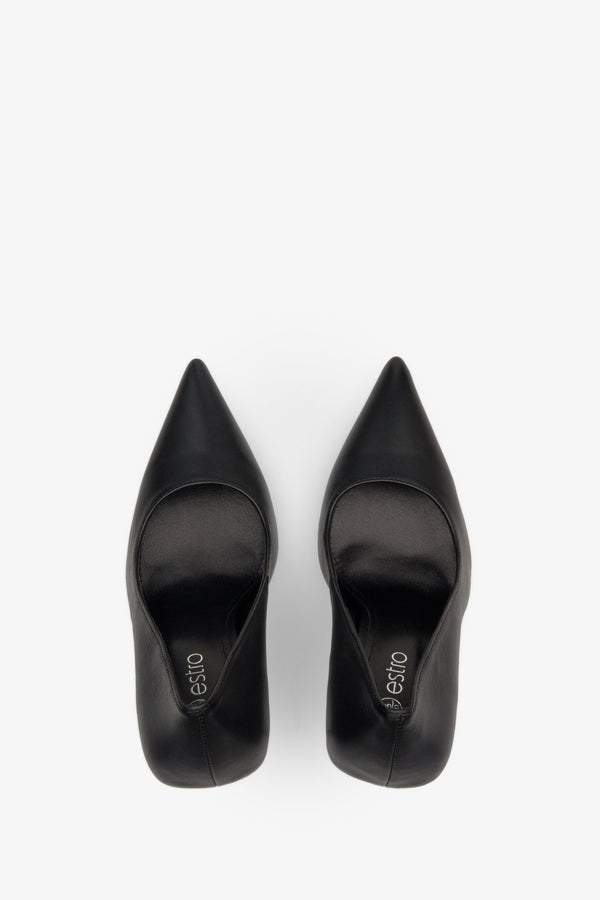 Szpilki damskie w kolorze czarnym z matowej skóry naturalnej - prezentacja obuwia z góry.