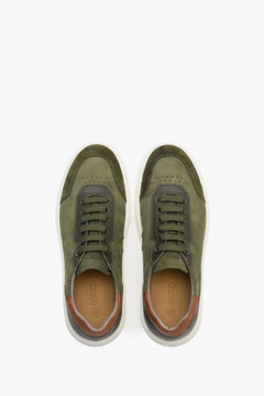 Zielono-brązowo-białe sneakersy męskie Estro z nubuku i skóry naturalnej - prezentacja obuwia z góry.