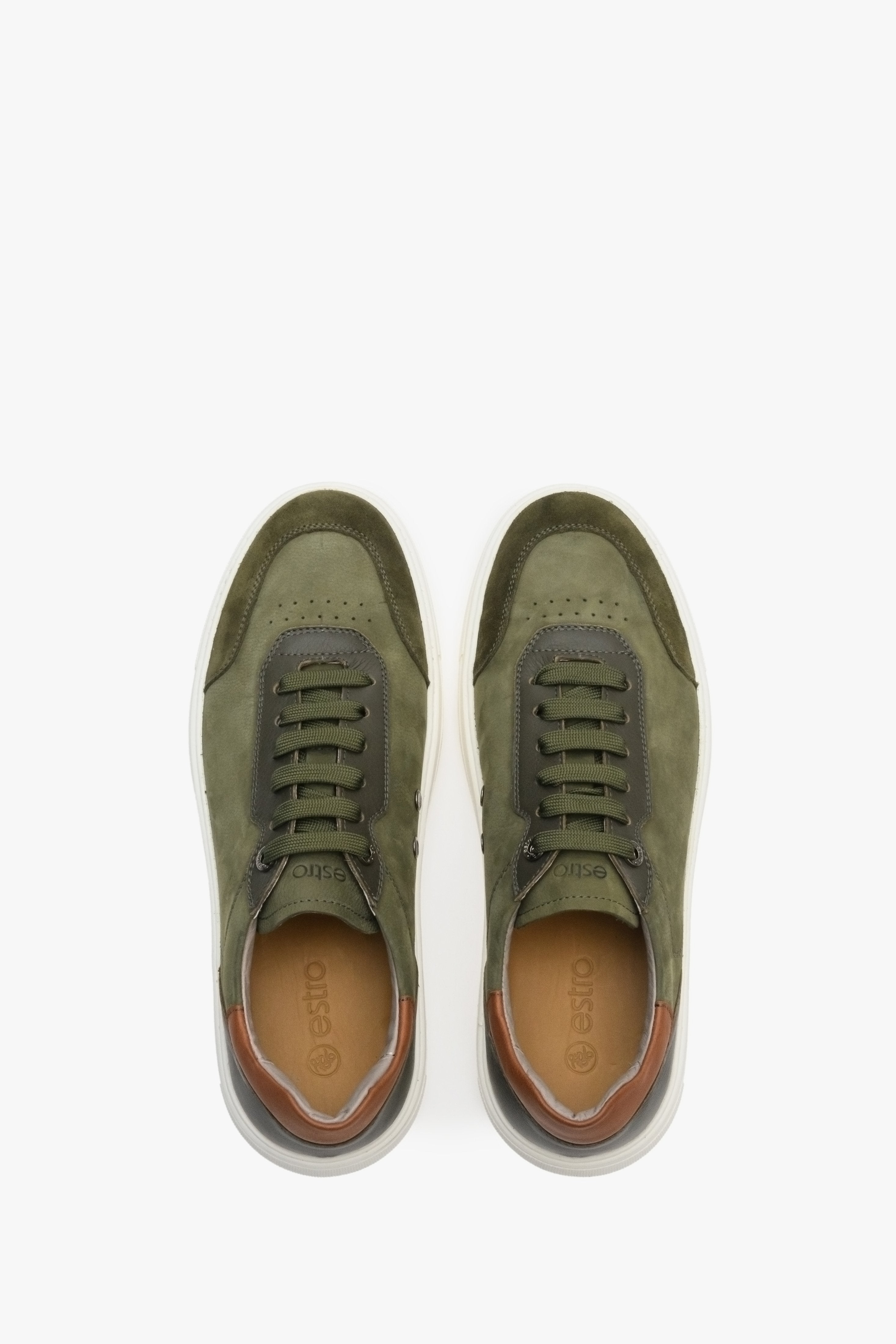 Zielono-brązowo-białe sneakersy męskie Estro z nubuku i skóry naturalnej - prezentacja obuwia z góry.