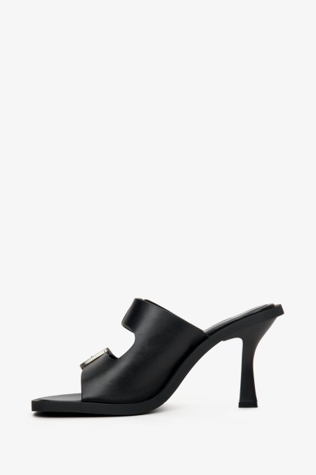 Czarne klapki damskie na szpilce Estro z klamrą - profil butów.
