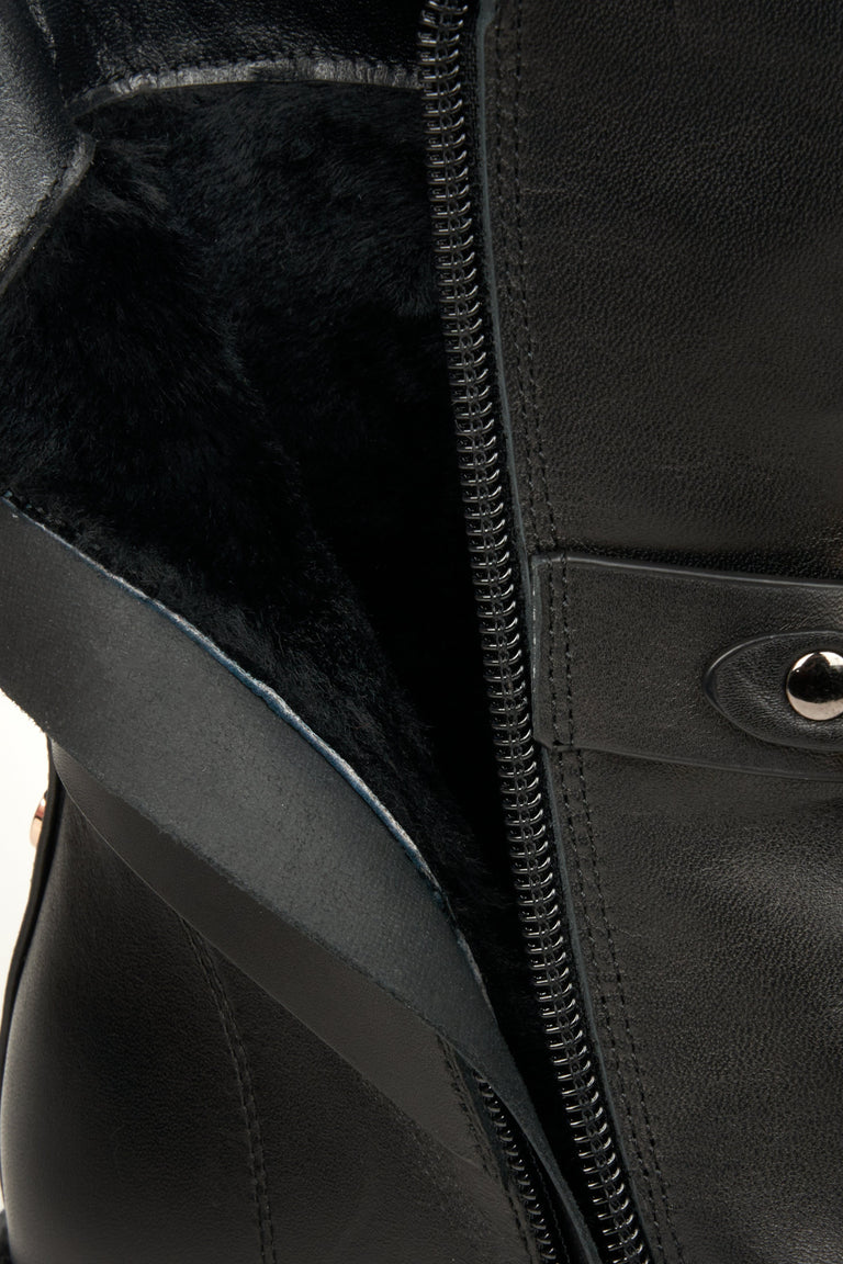 Botki damskie zimowe w kolorze czarnym ze skóry naturalnej - zbliżenie na ciepły wsad buta.