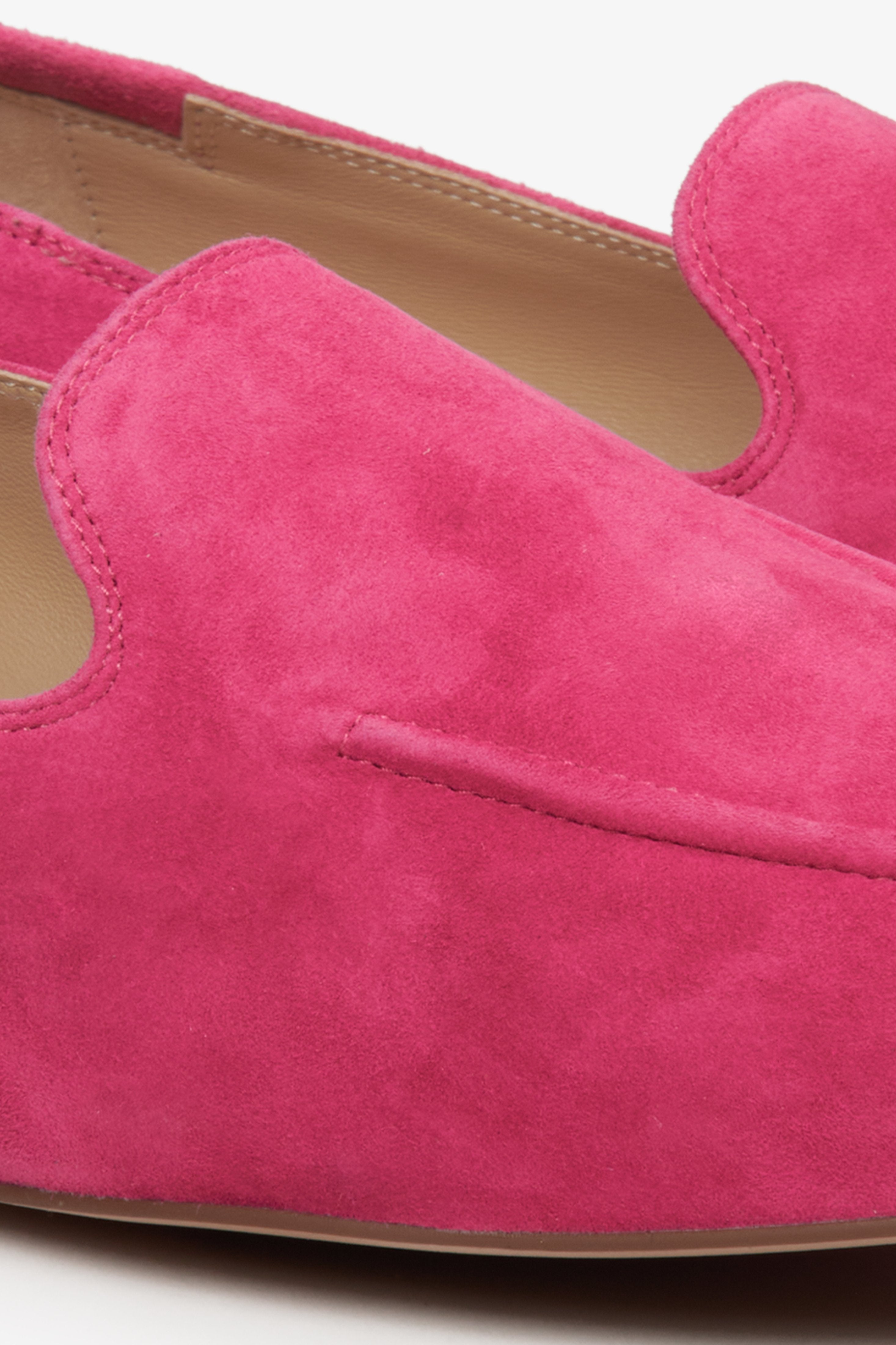 Damskie loafersy w kolorze fuksji - zbliżenie na welurowy materiał.