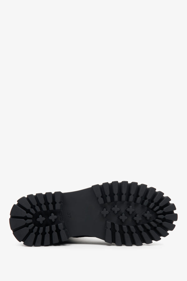 Damskie botki skórzane w kolorze czarnym na zimę marki Estro - zbliżenie na podeszwę buta.