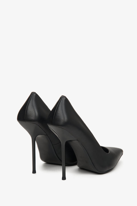 Czółenka damskie na wysokiej szpilce Estro w kolorze czarnym - zbliżenie na zapiętek butów.