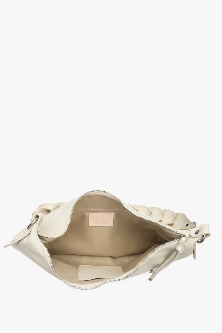 Torebka damska typu shoulder bag z włoskiej skóry naturalnej z plecionym paskiem - zbliżenie na wnętrze modelu w kolorze jasnobeżowym.