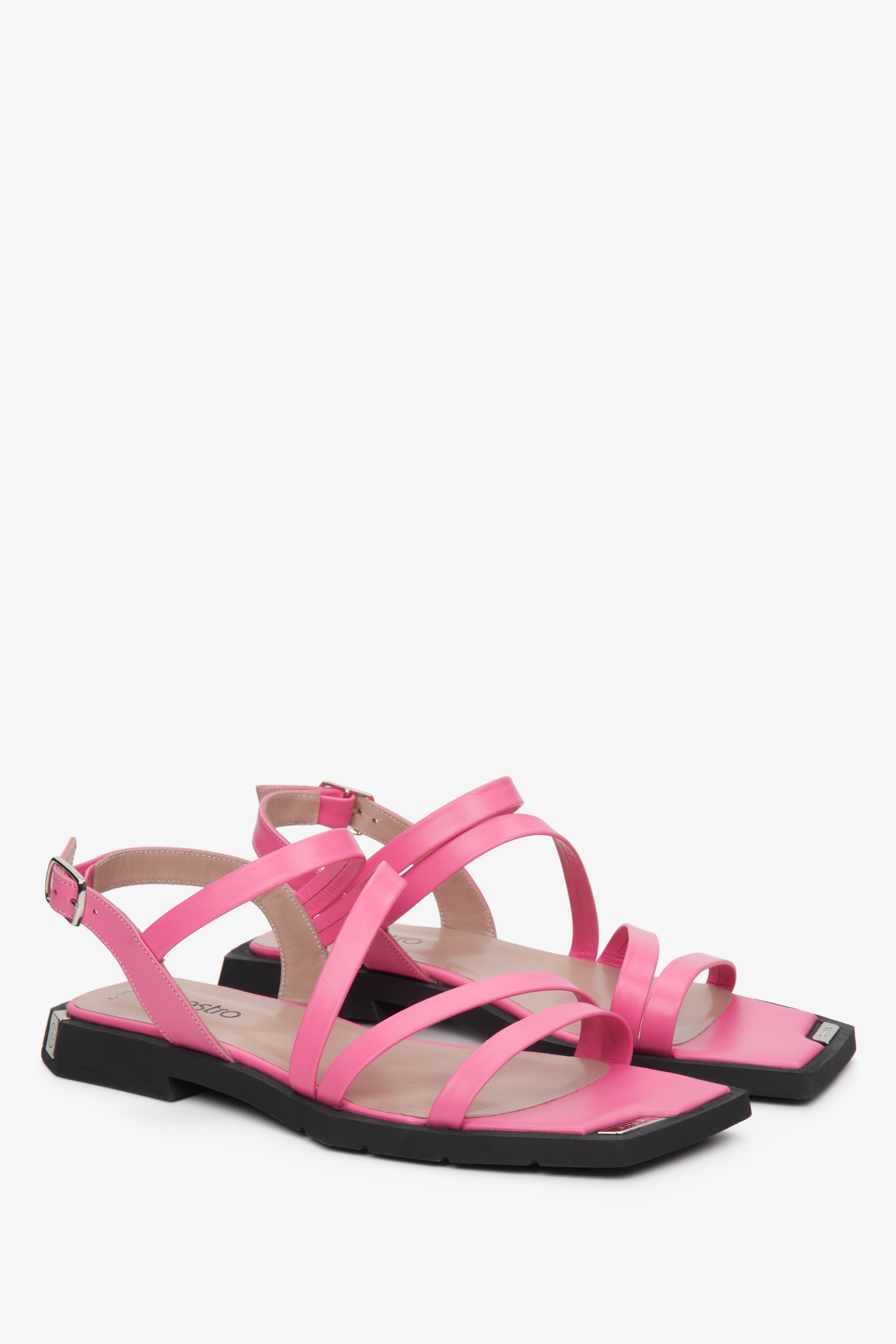 Skórzane sandały damskie Estro ze skóry naturalnej z cienkich pasków w kolorze różowym - prezentacja przodu i boku butów.