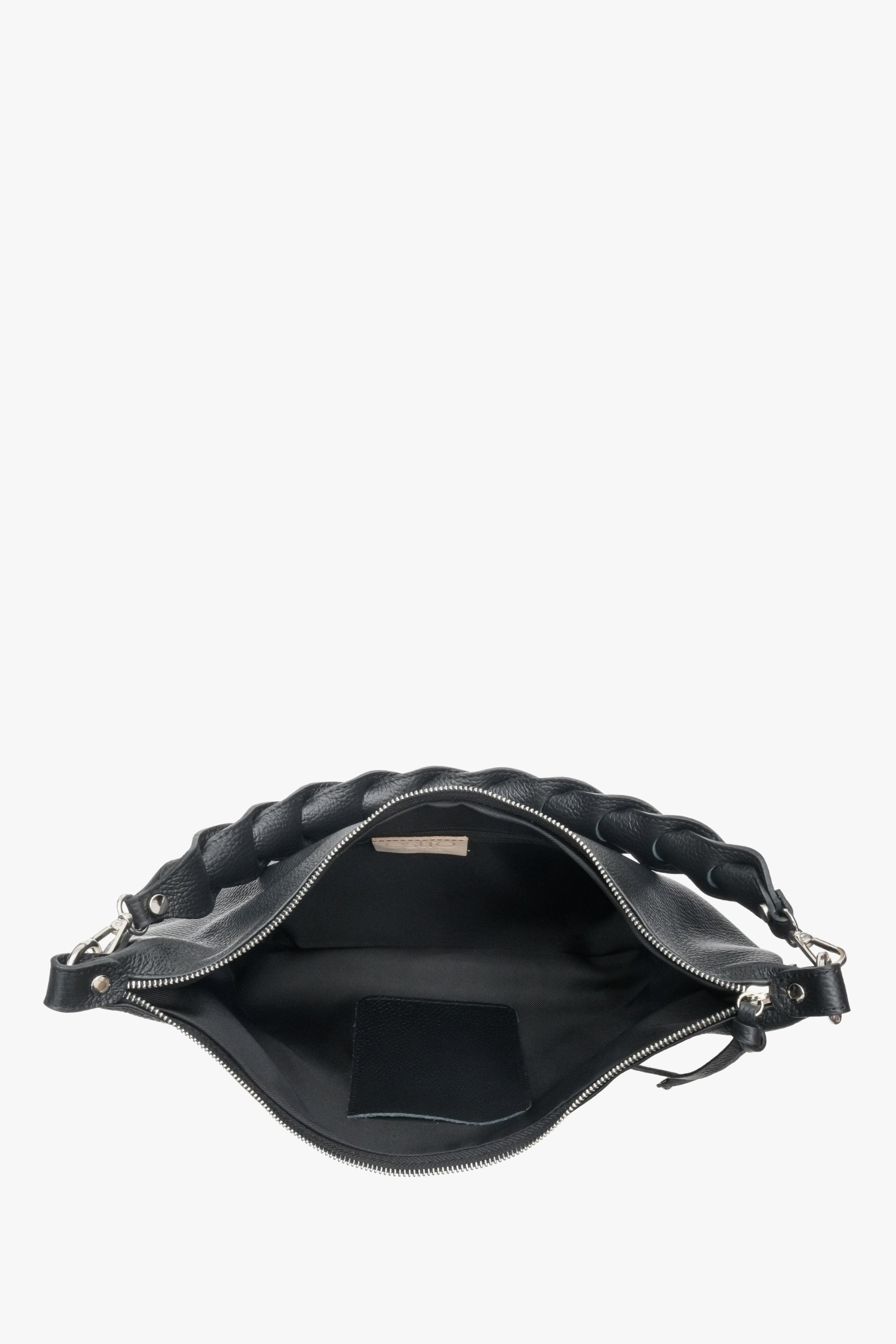 Torebka damska typu shoulder bag z włoskiej skóry naturalnej z plecionym paskiem - zbliżenie na wnętrze modelu w kolorze czarny.