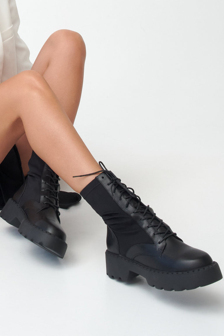 Botki damskie czarne ze skóry naturalnej z elastyczną cholewą marki Estro - prezentacja obuwia na modelce.