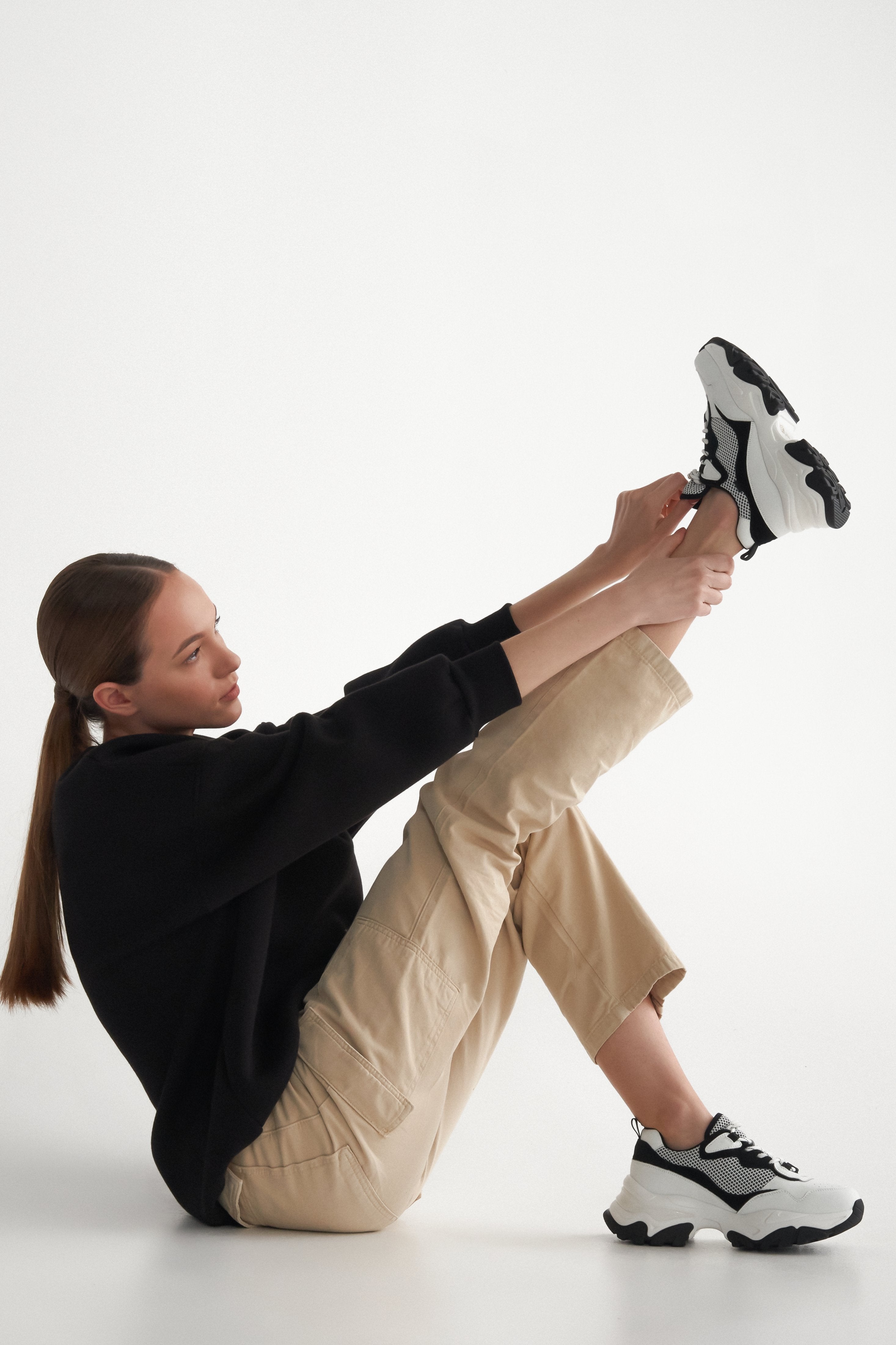 Sneakersy damskie ES 8 ze skóry naturalnej, biało-czarne - prezentacja obuwia na modelce.