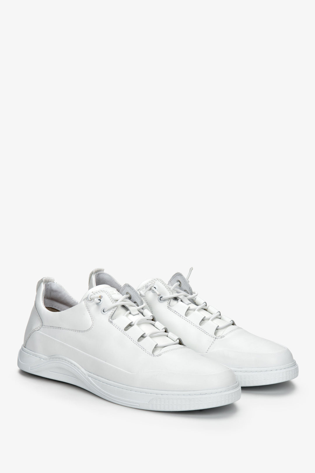 Białe, wiosenne sneakersy męskie ES 8 ze skóry naturalnej - zbliżenie na podeszwę i czubek buta.