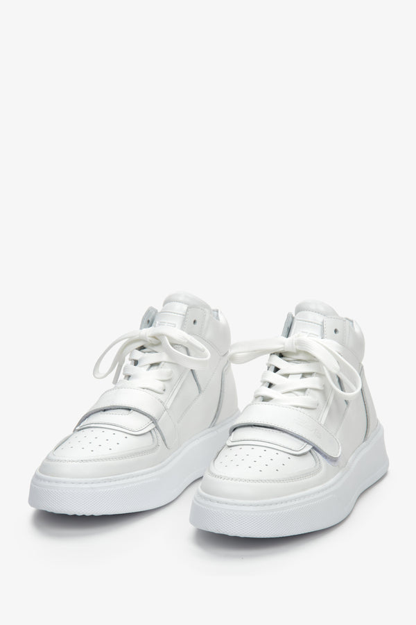 Wysokie, sportowe sneakersy damskie ze skóry naturalnej w kolorze białym marki ES 8 - zbliżenie na przednią część buta.