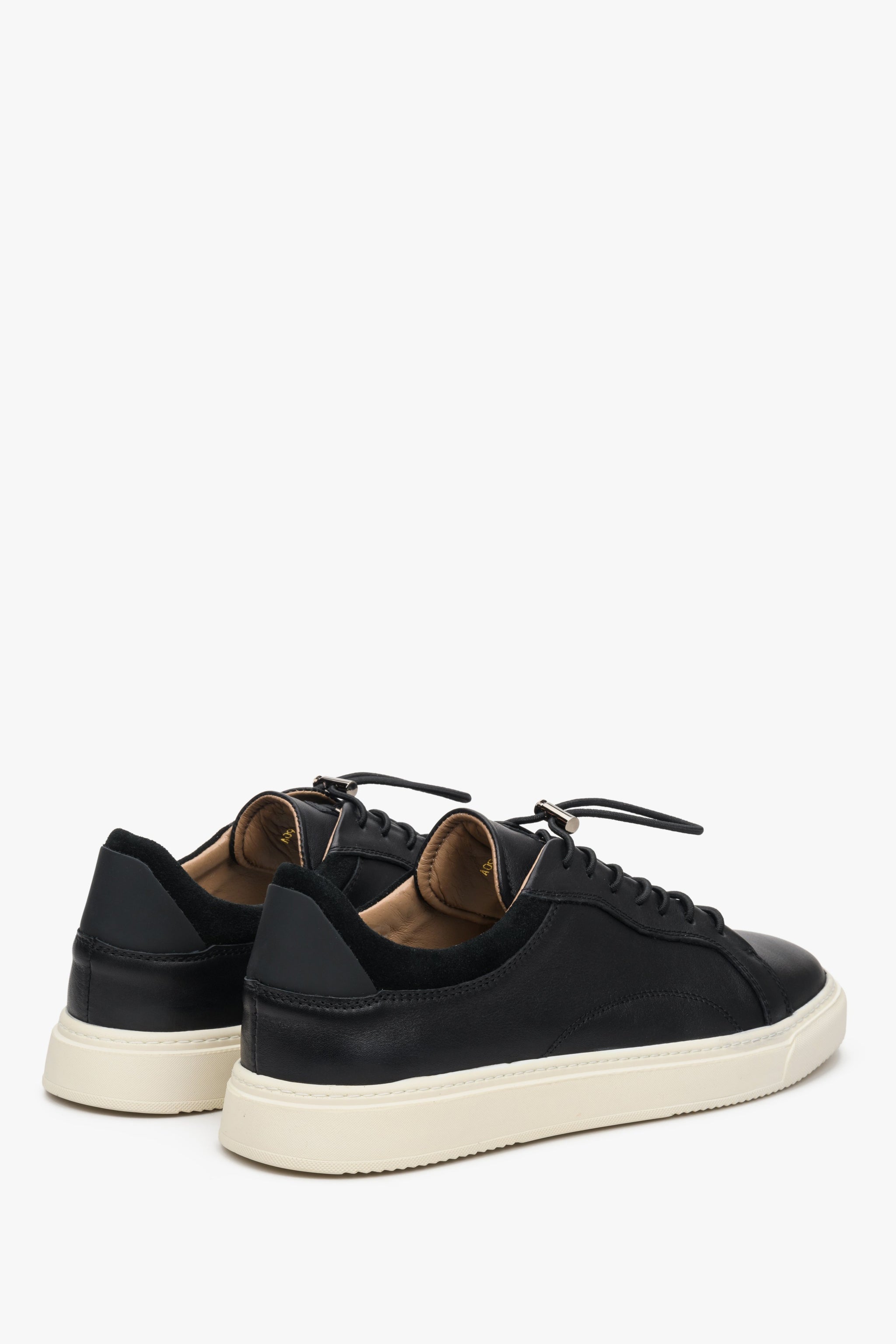 Sneakersy męskie czarne Estro ze skóry naturalnej - prezentacja zapiętka i przyszwy bocznej obuwia.