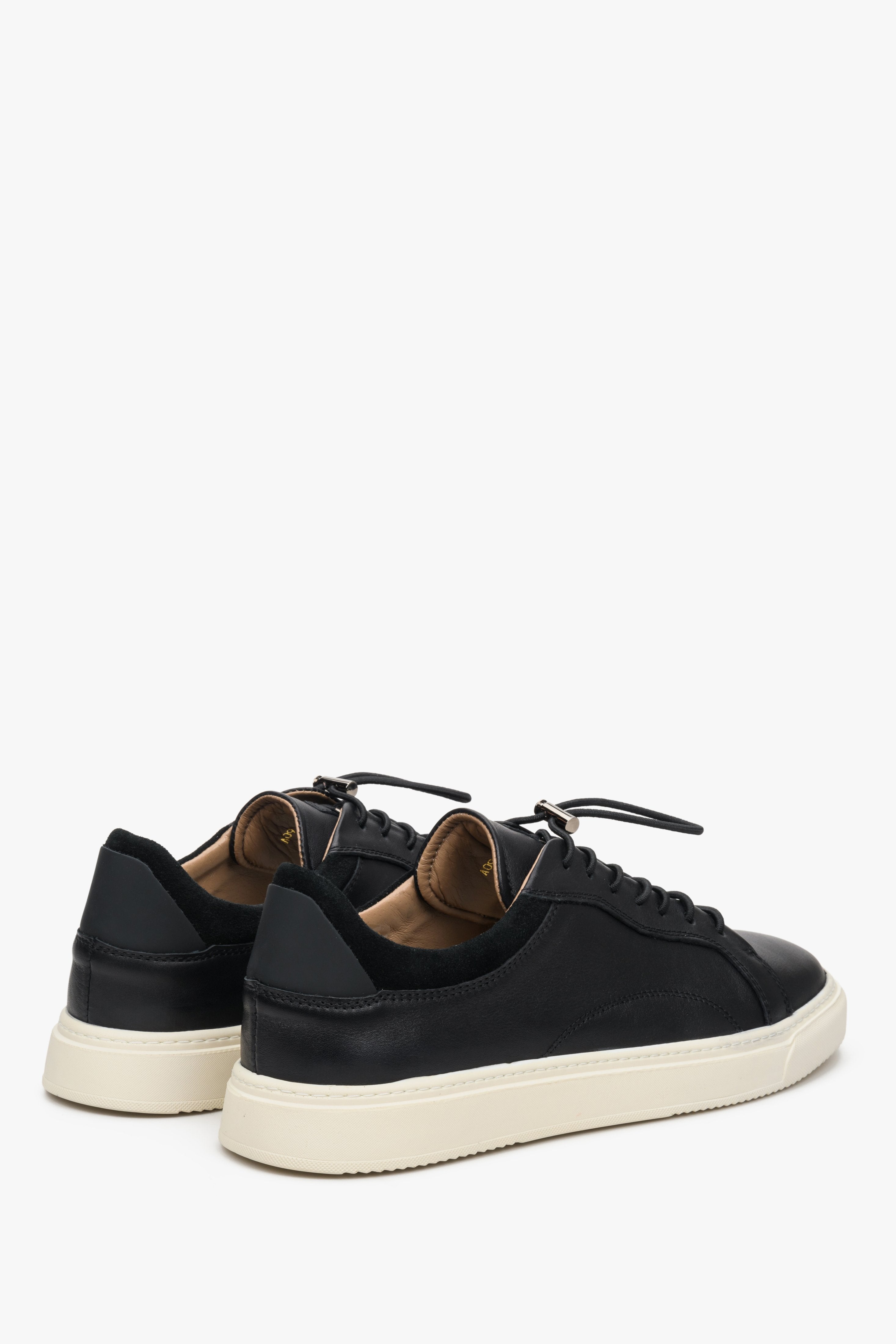 Sneakersy męskie czarne Estro ze skóry naturalnej - prezentacja zapiętka i przyszwy bocznej obuwia.
