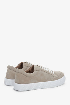 Zamszowe sneakersy męskie ze sznurowaniem w kolorze beżowym - prezentacja zapiętka i przyszwy bocznej buta.