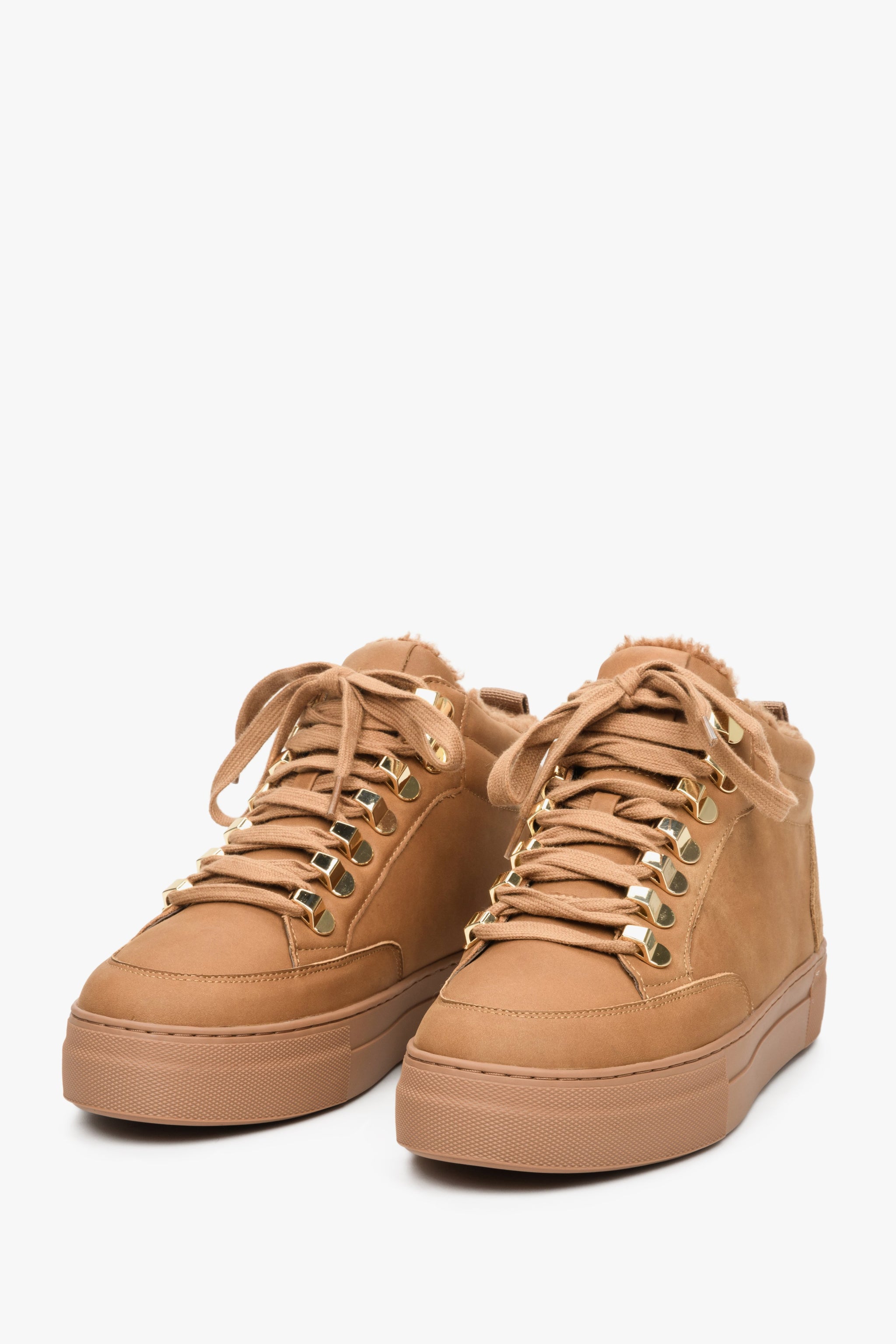 Zimowe sneakersy damskie z nubuku w kolorze brązowym Estro - prezentacja przedniej linii obuwia.