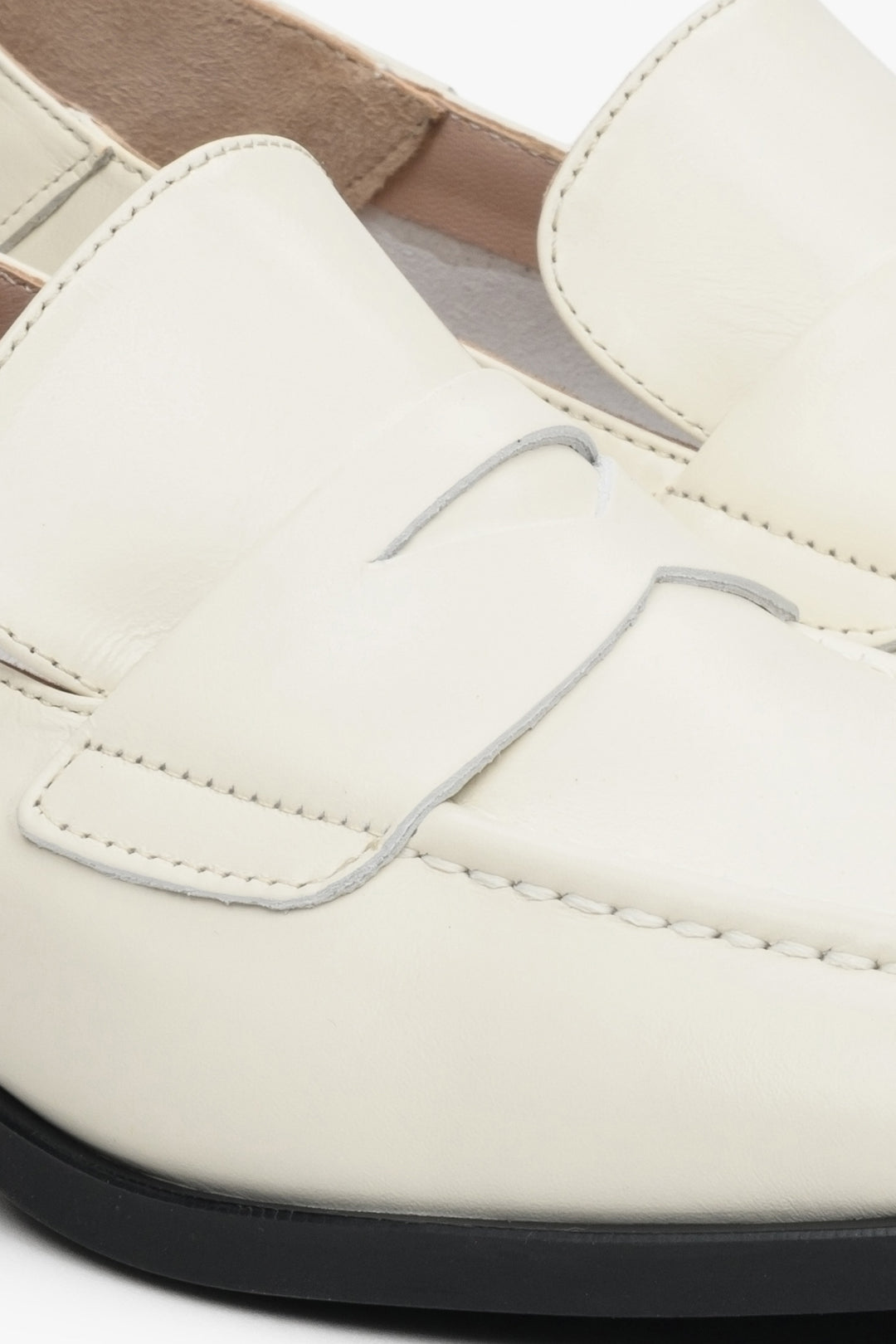 Damskie loafersy skórzane w kolorze białym Estro - zbliżenie na system przeszyć.