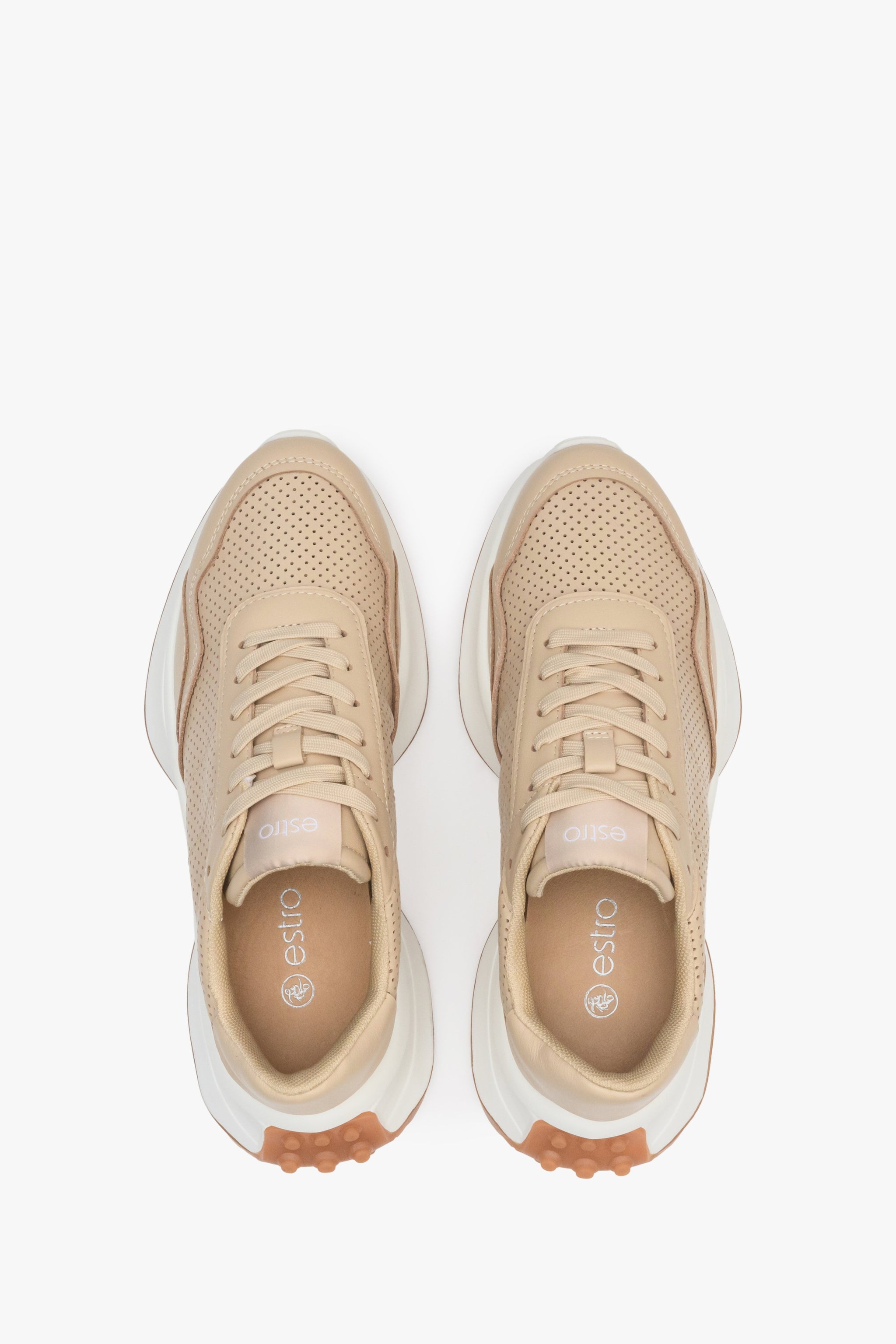 Beżowe, damskie sneakersy Estro z perforacją na lato ze skóry naturalnej - prezentacja obuwia z góry.