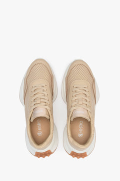 Beżowe, damskie sneakersy Estro z perforacją na lato ze skóry naturalnej - prezentacja obuwia z góry.